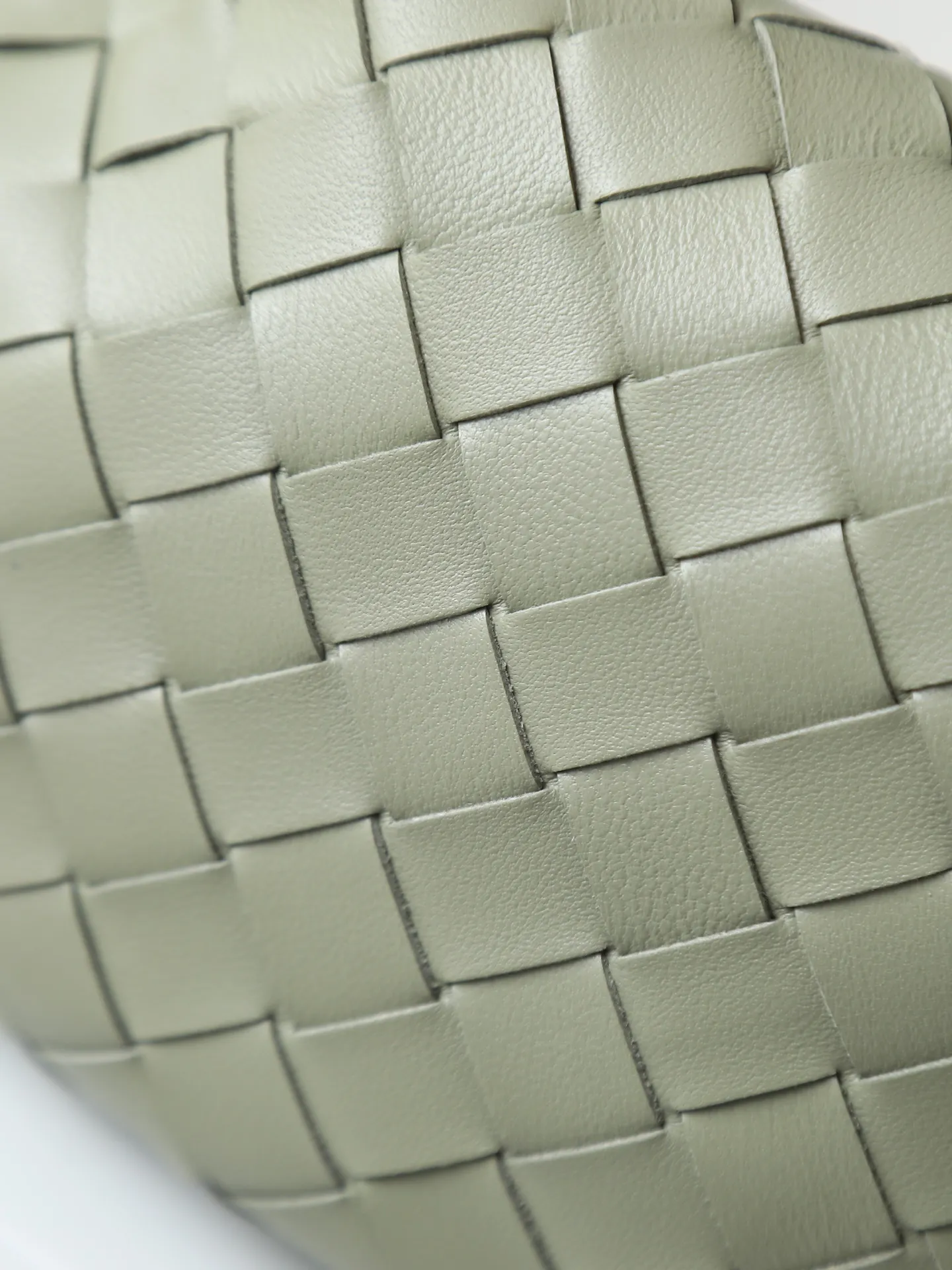 800. Bottega veneta͙.——-The latest braided and knotted hobo🔥 The top-grade lambskin leather is very soft, the bag shape is unique, practical and durable. It retains the traditional weaving elements while being a bit more flamboyant ~ Made of hand-woven sheepskin, zipper opening and closing, curved seamless structure, effortless to match. Highly recommended⚠️⚠️⚠️ The most high-end in the market🌈Welcome to compare [Factory complete package] size: 23x15x5cm.   Model: 651876